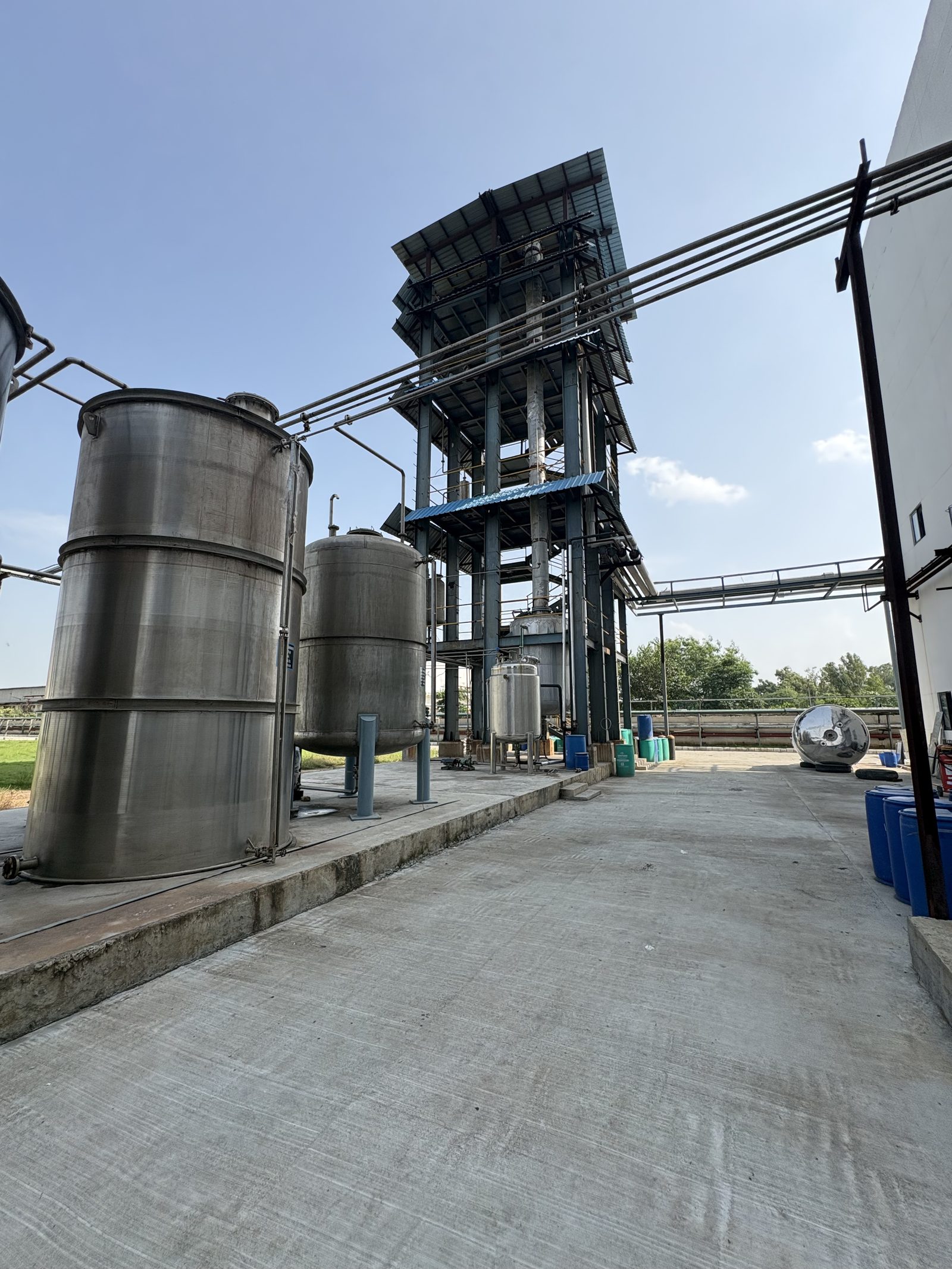 Solvent recovery plant structure